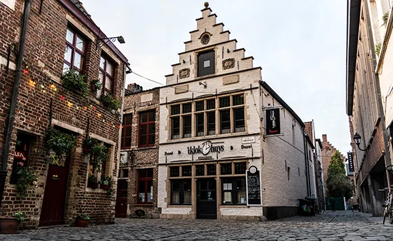 Historische trapgevel van 't Klokhuys in de Corduwaniersstraat in het Patershol